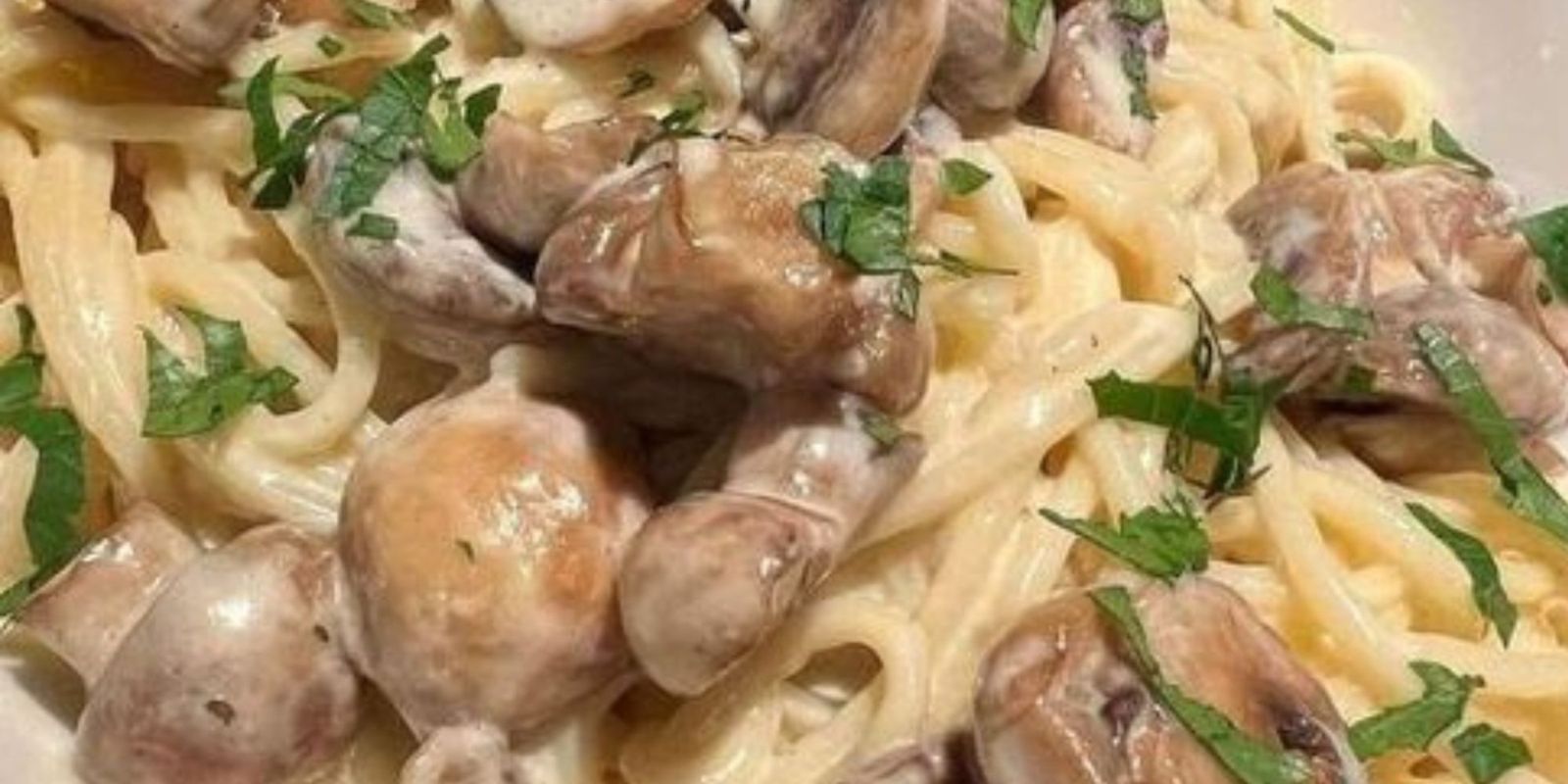 Spaghetti mit gebratenen Champignons in cremiger Rahmsoße