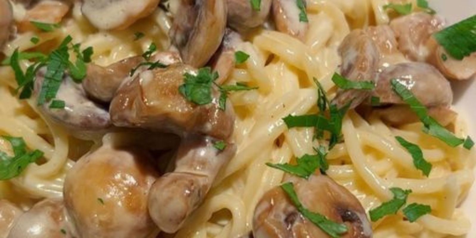 Spaghetti mit gebratenen Champignons in cremiger Rahmsoße