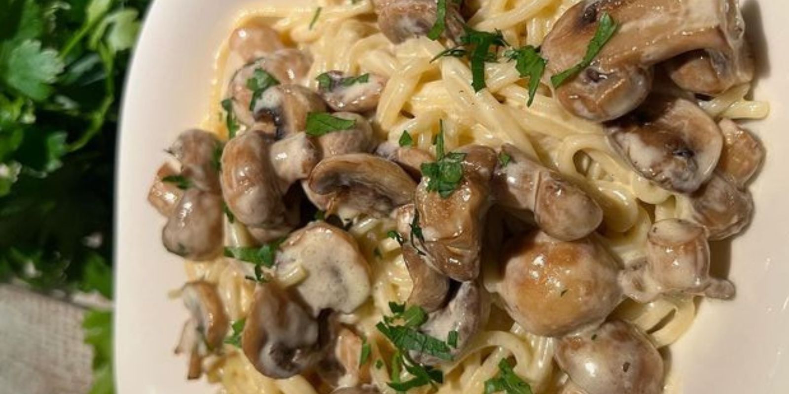 Spaghetti mit gebratenen Champignons in cremiger Rahmsoße