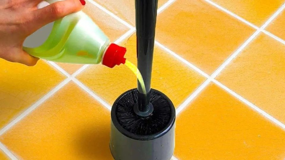 Spülmittel auf die Klobürste geben: Das ist der Lieblingstrick erfahrener Hausfrauen