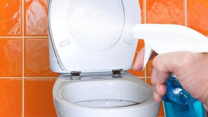Sprühen Sie es auf die Toilette und es ist wieder wie neu: Alle Flecken verschwinden