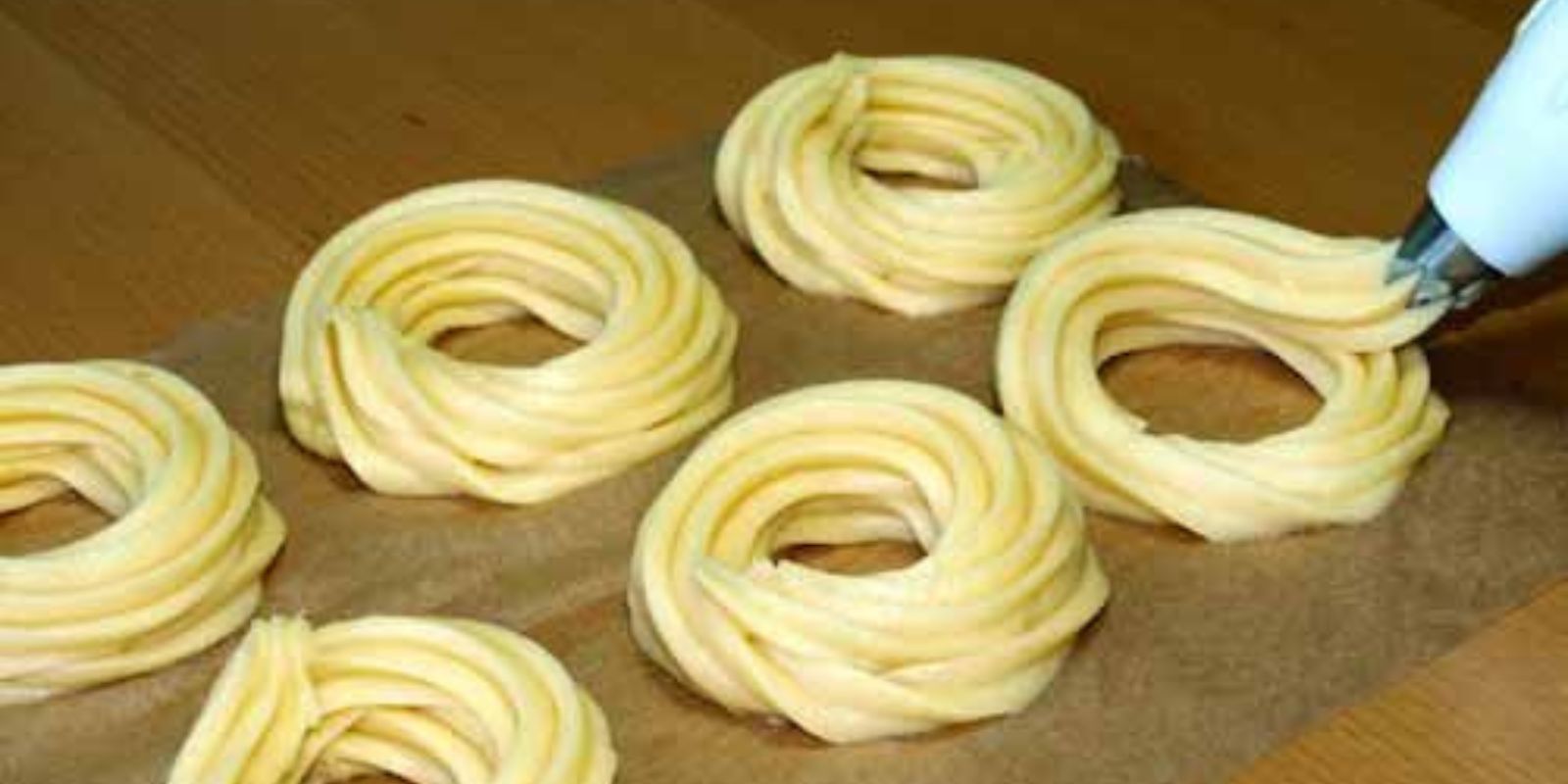 Spritzkuchen mit Vanillecreme und Zuckerguss: Ein süßes Vergnügen selbstgemacht