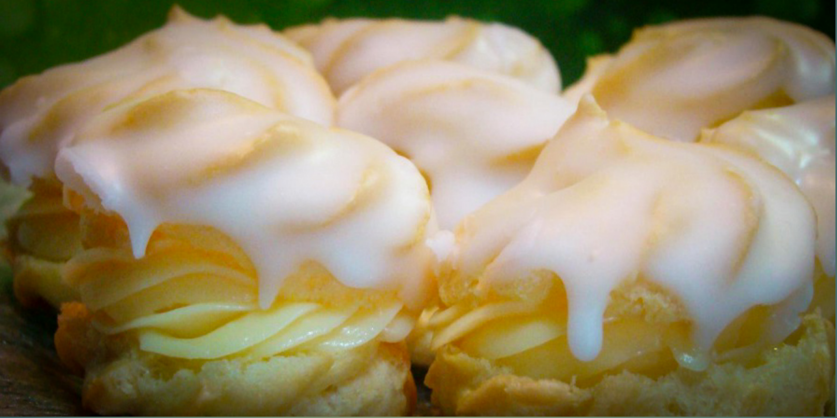 Spritzkuchen mit Vanillecreme und Zuckerguss