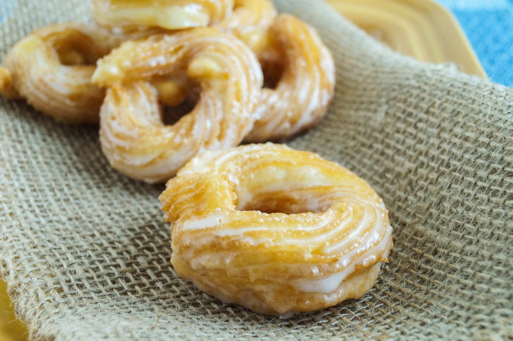 Spritzkuchen mit Vanillecreme und Zuckerguss