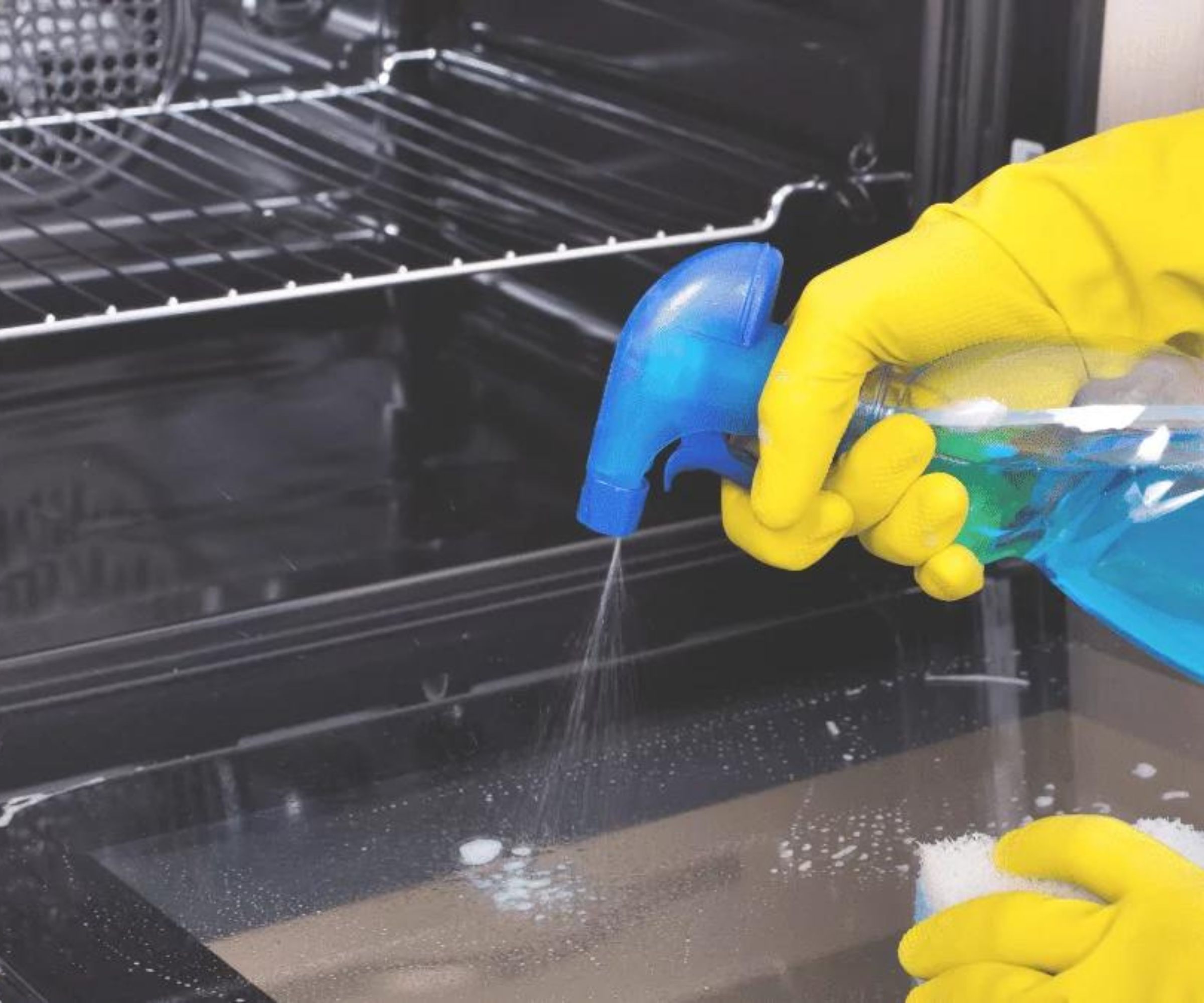 Strahlend sauber: So reinigen Sie Ihren Ofen in wenigen Minuten, damit er wie neu aussieht