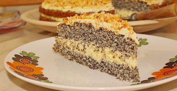 Super schneller Mohnkuchen ohne Boden mit Paradiescreme und Haselnusskrokant