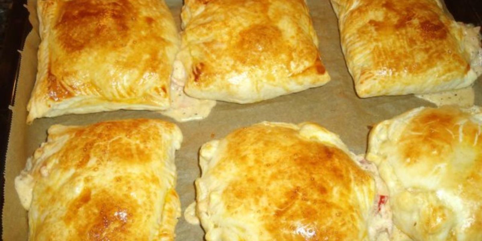 Taschen gefüllt mit Schinken und Käse