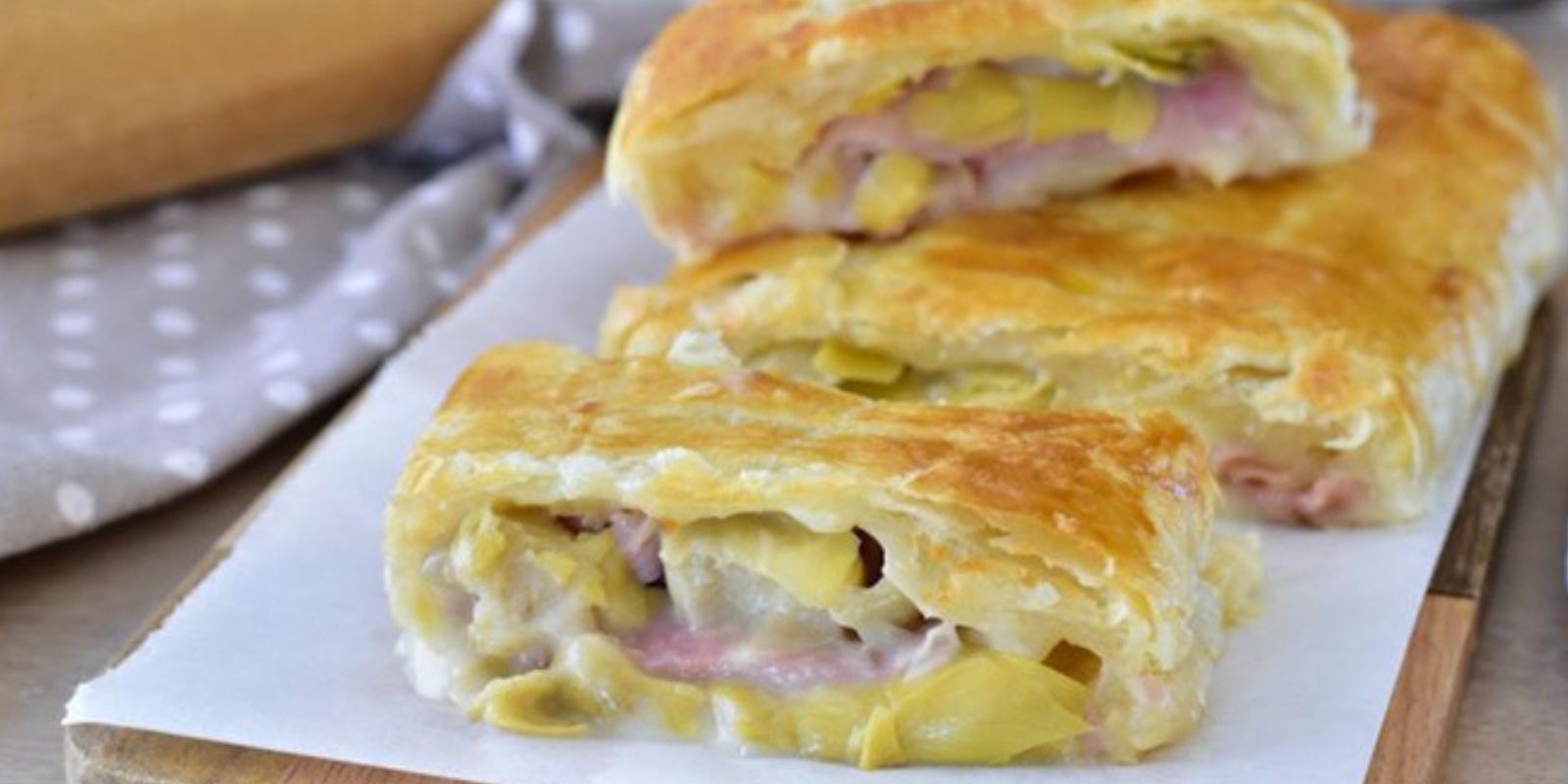 Taschen gefüllt mit Schinken und Käse