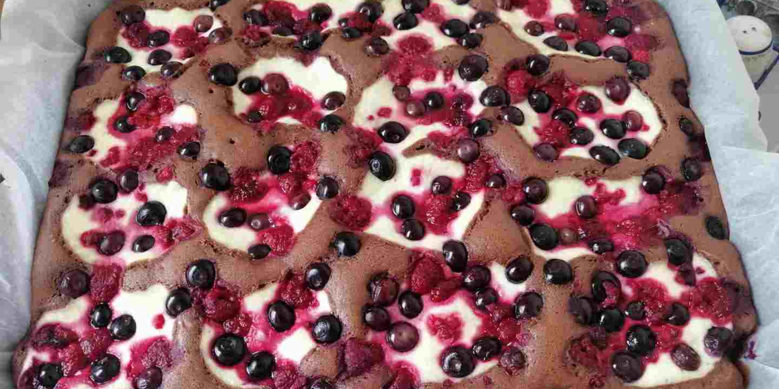 Tassenkuchen mit Heidelbeeren und Schlagsahne