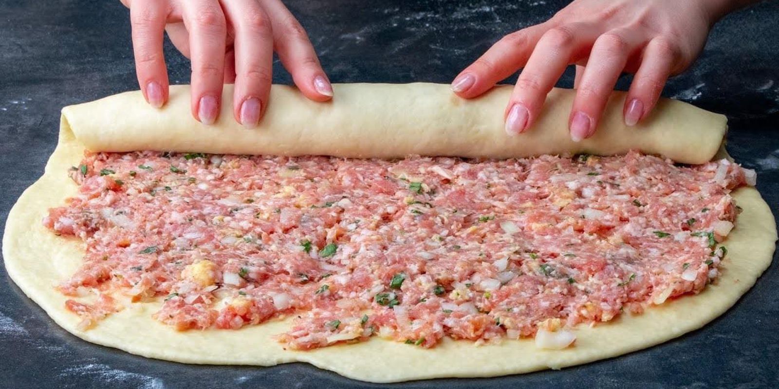 Teig eingerollt mit Hackfleisch