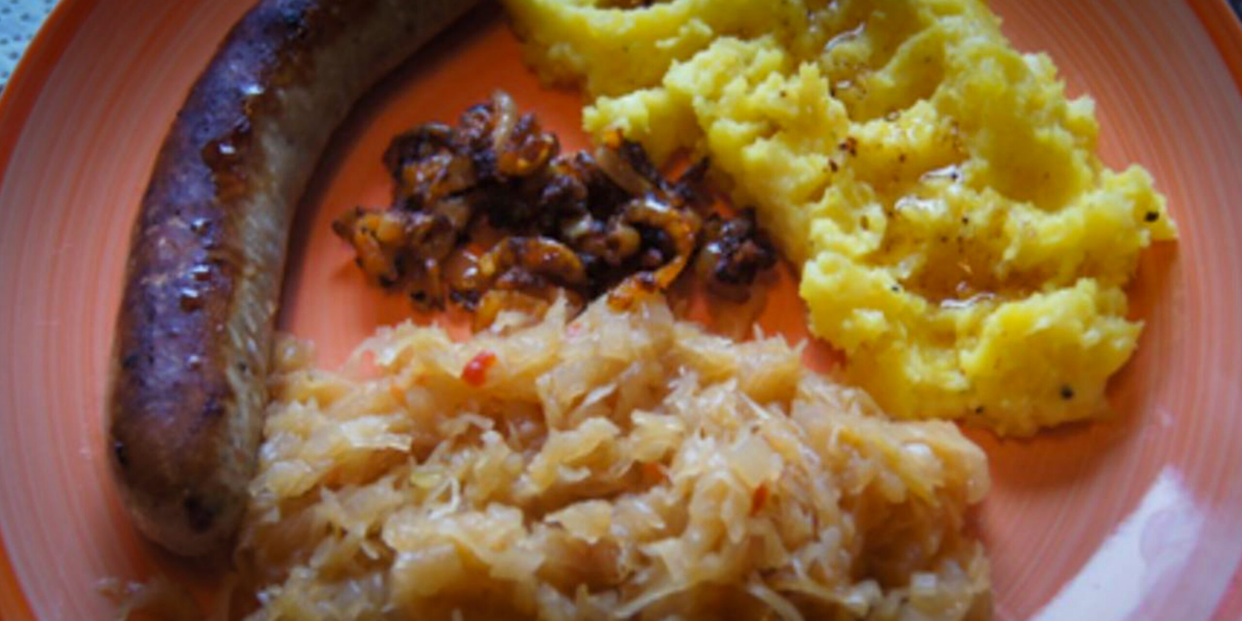 Thüringer Bratwurst mit Kartoffelpüree und Sauerkraut – Ein Gaumenschmaus aus Thüringen