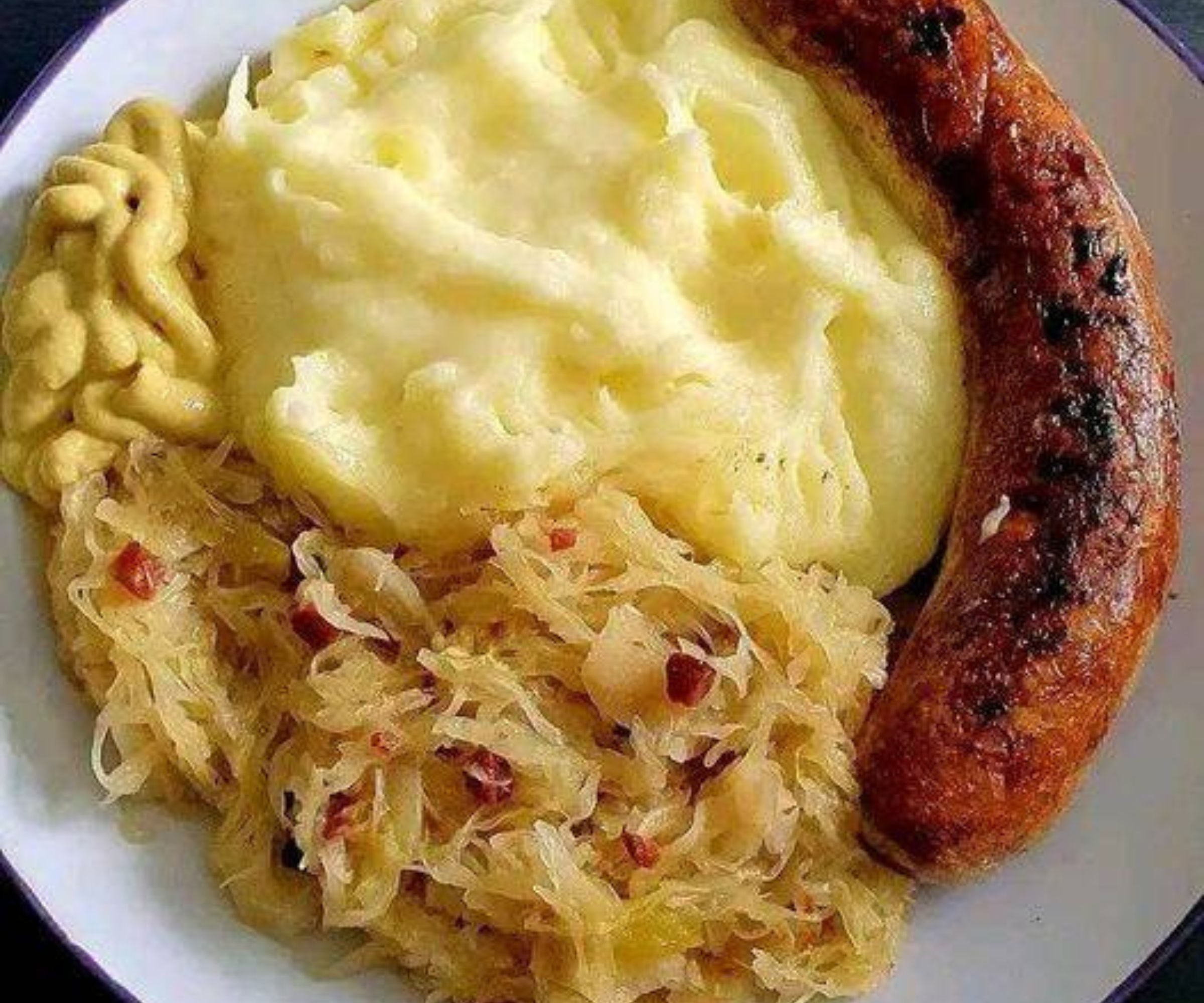 Thüringer Bratwurst mit Kartoffelpüree und Sauerkraut: Ein Kulinarisches Erlebnis aus Thüringen