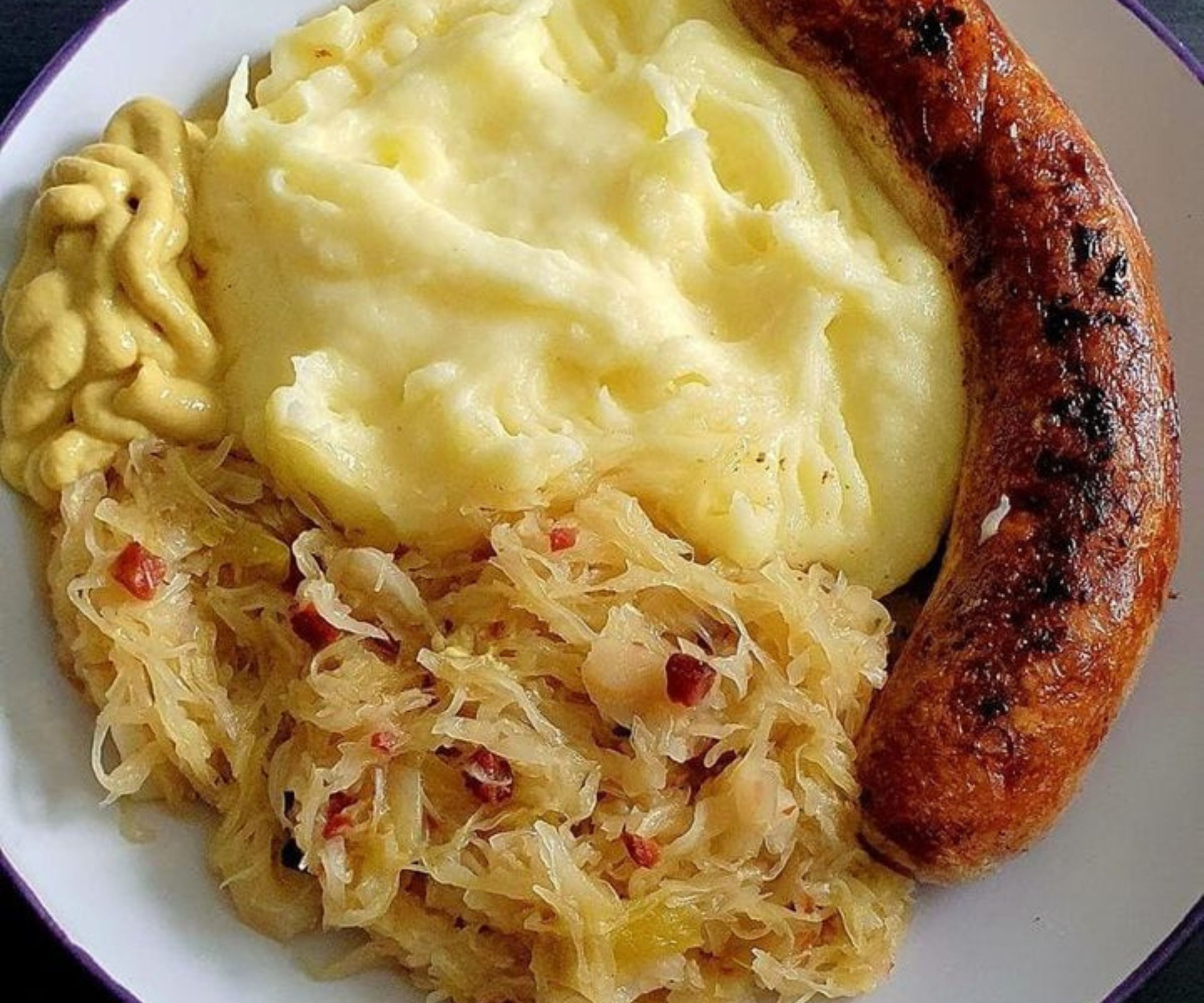 Thüringer Bratwurst mit Kartoffelpüree und Sauerkraut: Eine kulinarische Reise durch Thüringen