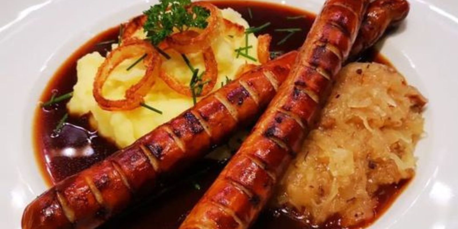Thüringer Bratwurst mit Kartoffelpüree und Sauerkraut Ich brauche 500 Leute, die „Lecker“ sagen