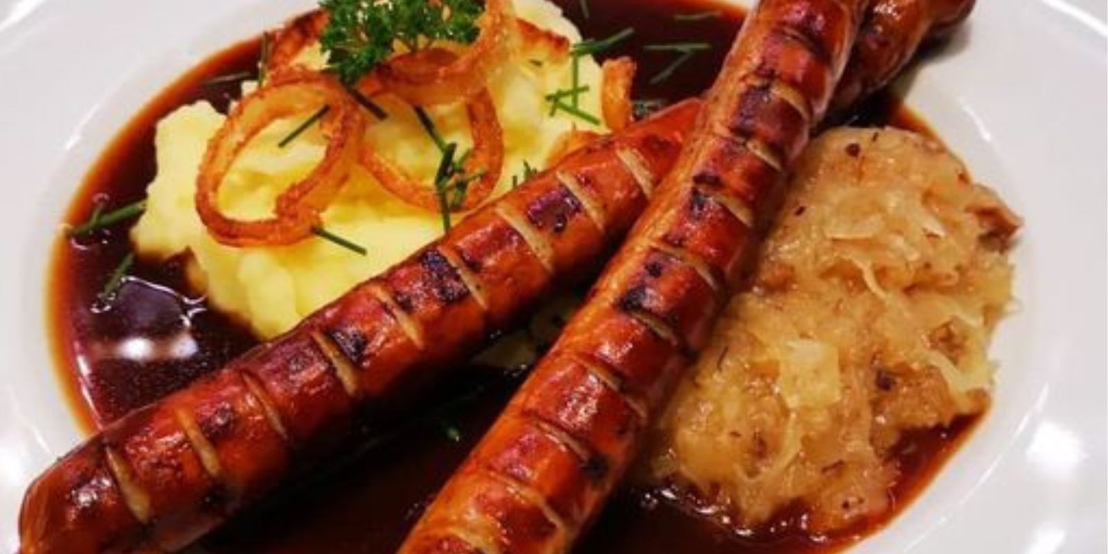 Thüringer Bratwurst mit Kartoffelpüree und Sauerkraut Ich brauche 500 Leute, die „Lecker“ sagen