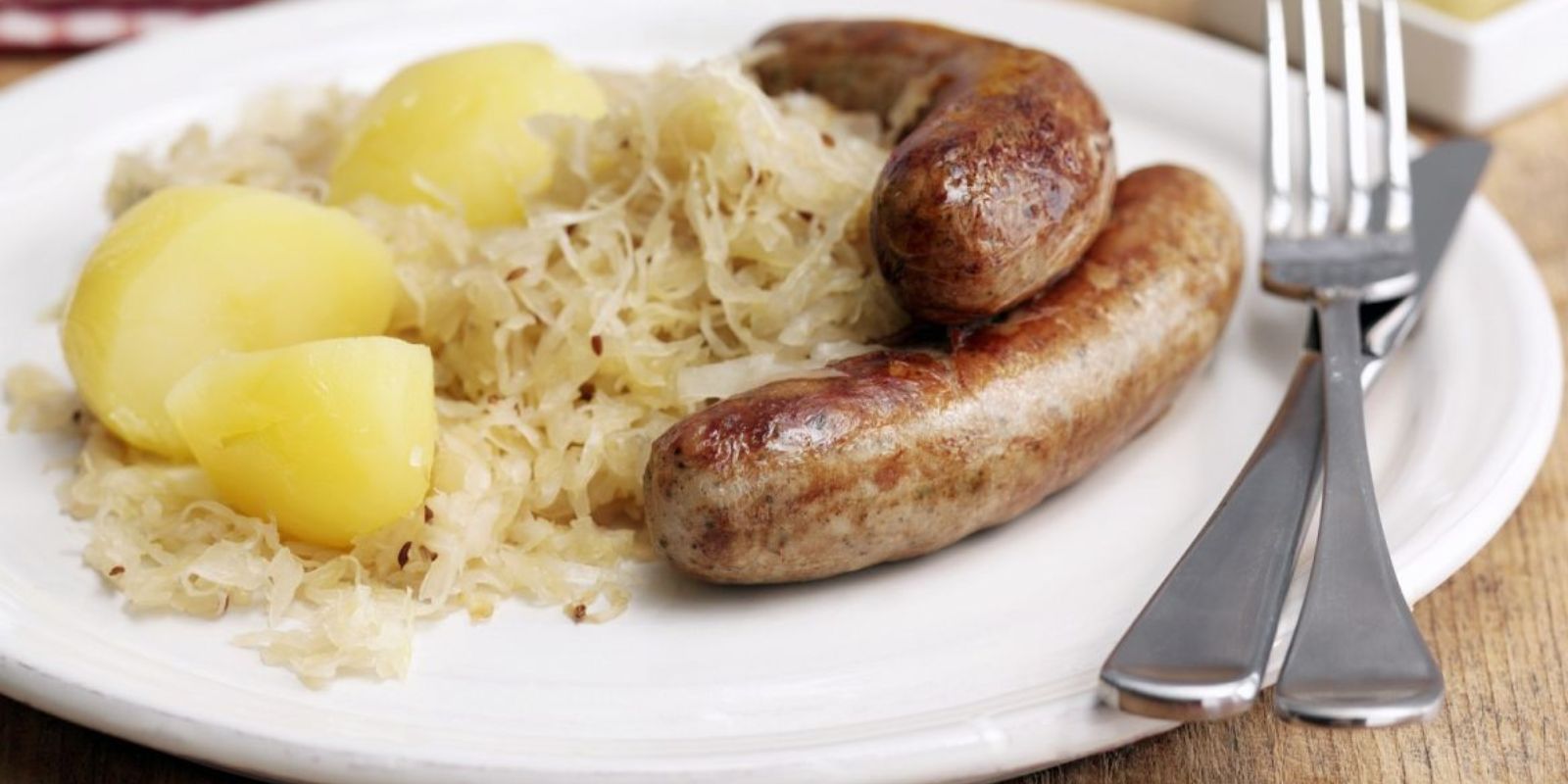 Thüringer Bratwurst mit Kartoffelpüree und Sauerkraut