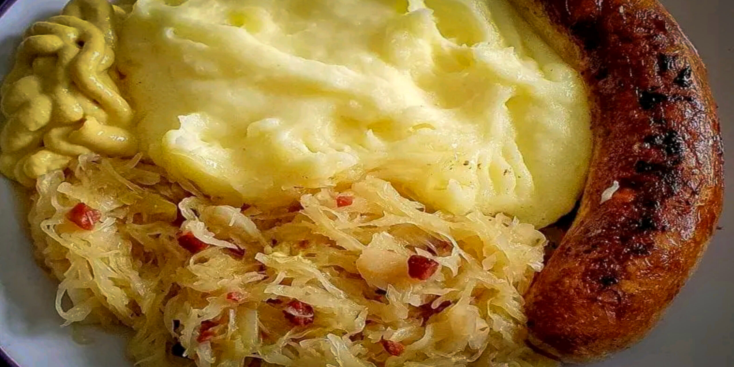 Thüringer Bratwurst mit Kartoffelpüree und Sauerkraut