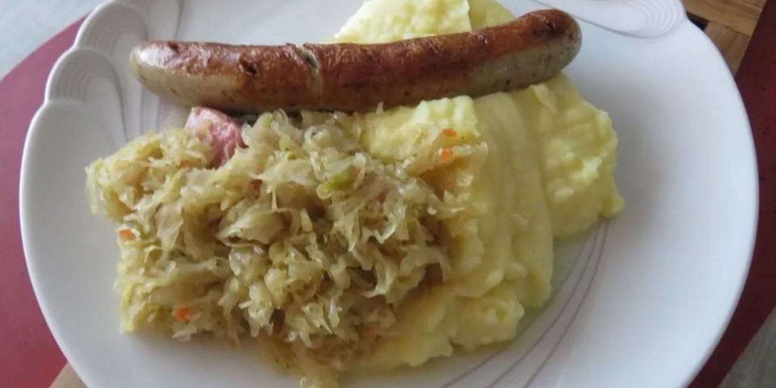 Thüringer Bratwurst mit Kartoffelpüree und Sauerkraut