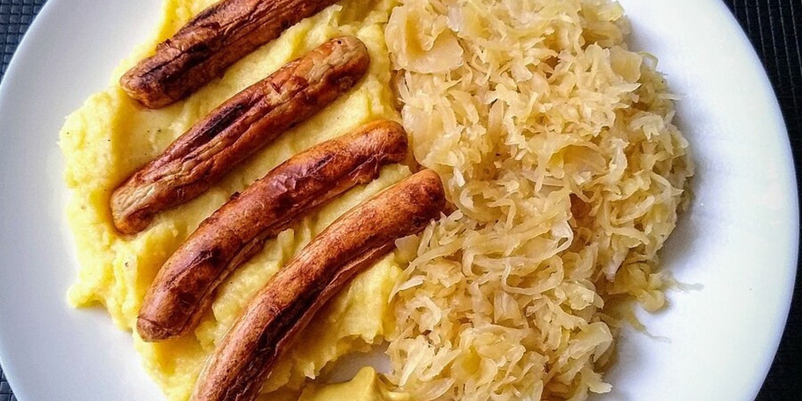 Thüringer Bratwurst mit Kartoffelpüree und Sauerkraut