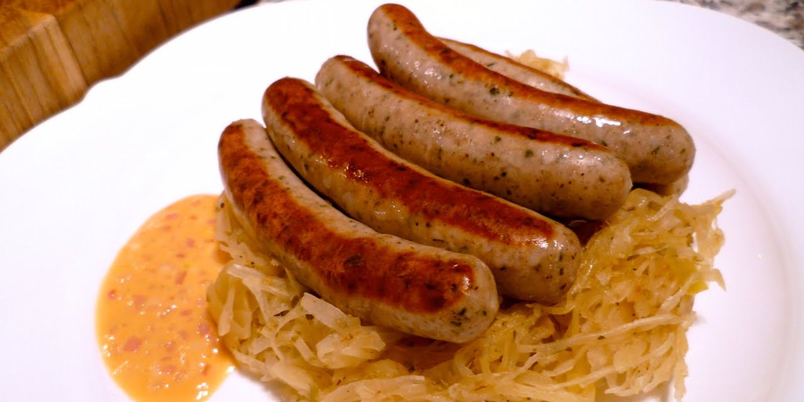 Thüringer Bratwurst mit Kartoffelpüree und Sauerkraut