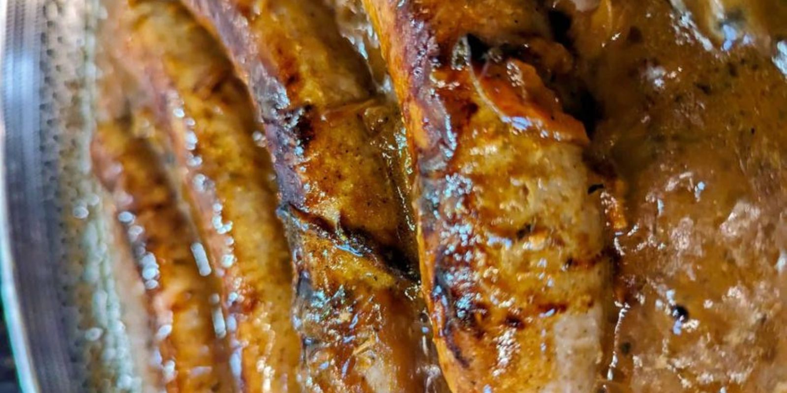 Thüringer Gaumenfreuden – Bratwurst trifft Kartoffelpüree und Sauerkraut