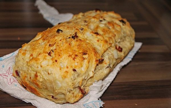 Tomaten-Zwiebel-Brot