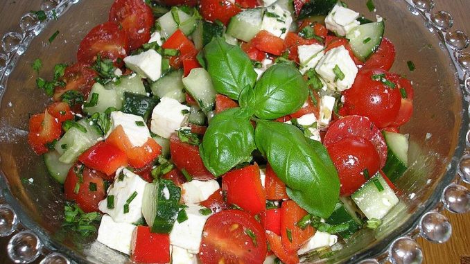 Tomatensalat mit Honigmelone und Schafskäse