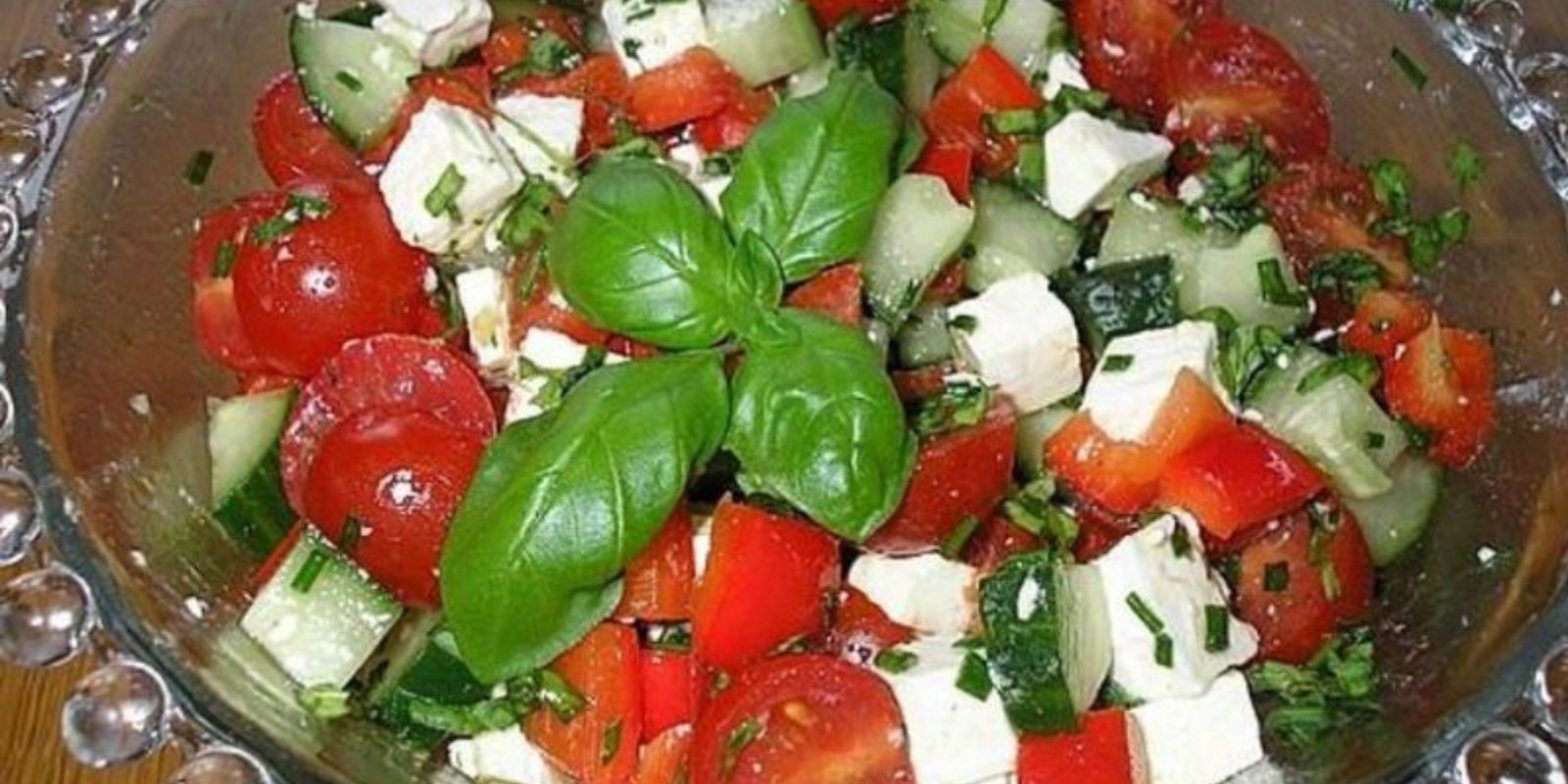 Tomatensalat mit Honigmelone und Schafskäse