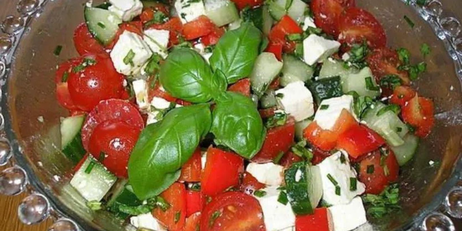 Tomatensalat mit Honigmelone und Schafskäse