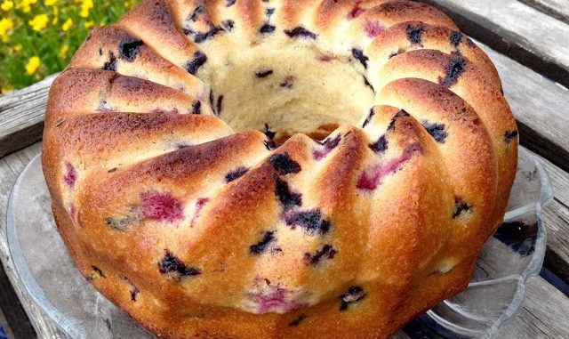 Topfkuchen mit Buttermilch, Blaubeeren und Himbeeren
