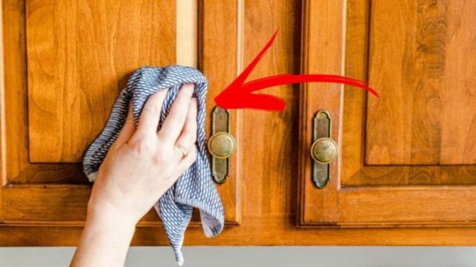 Tricks zum Reinigen der Küchenschränke: Fett und angesammelter Schmutz adé