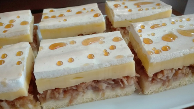 Tränchenkuchen mit Äpfeln und Vanillepudding