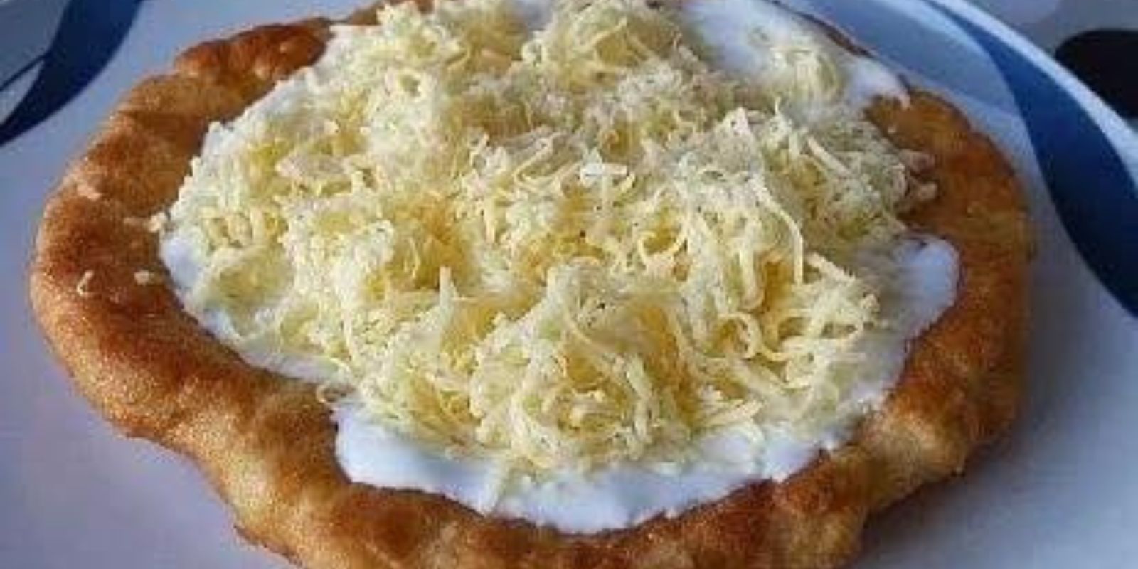 Ungarische Langos mit Knoblauch: Eine kulinarische Reise in die Welt der ungarischen Straßenspezialitäten