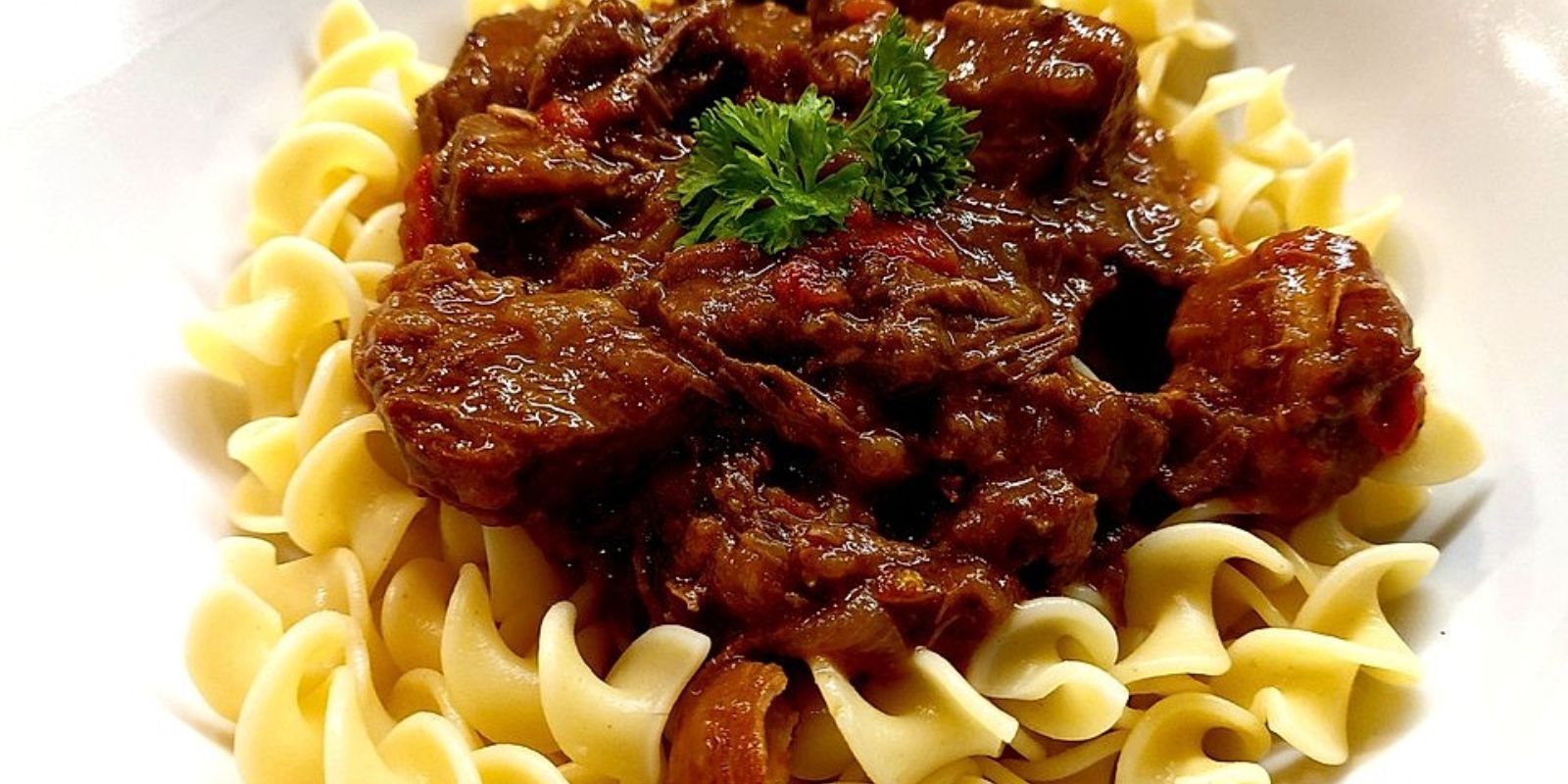 Ungarisches Gulasch mit Eiernudeln