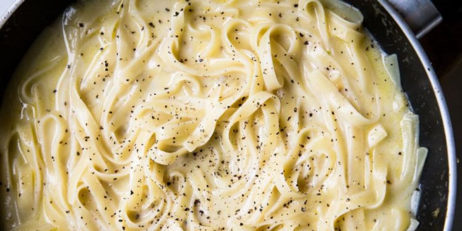 Verführerisch cremig: Nudeln in Knoblauch-Käsesauce