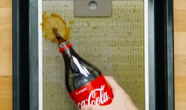 Verklebte Abzugshaube reinigst du viel effektiver mit Cola. Kein Scherz!