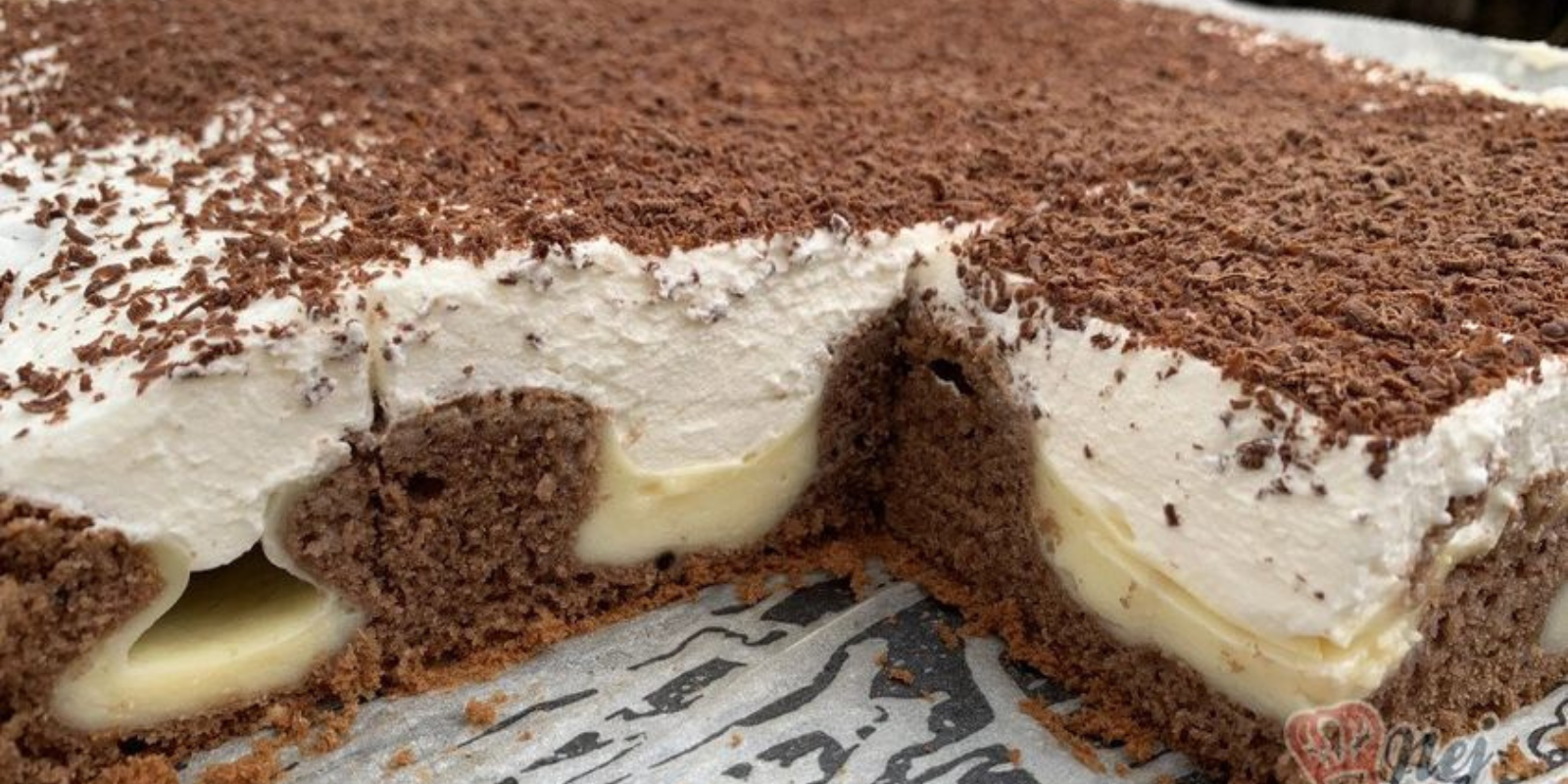 Versunkener Kuchen mit Pudding und Sahne