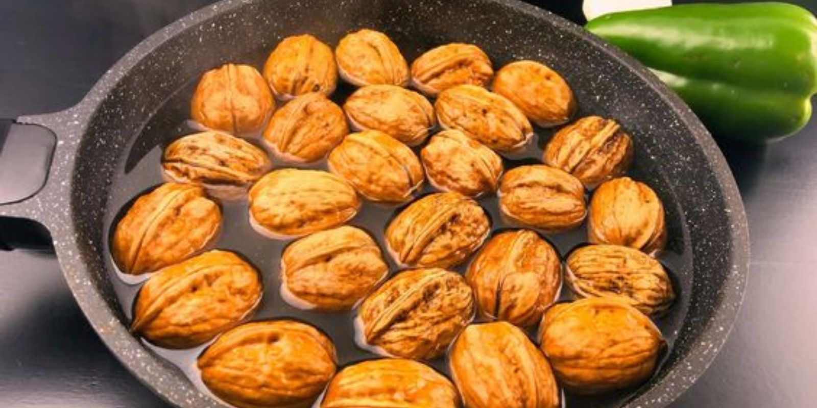 Walnüsse mit Lorbeerblättern in den Topf werfen: Was passiert 5 Minuten nach dem Kochen