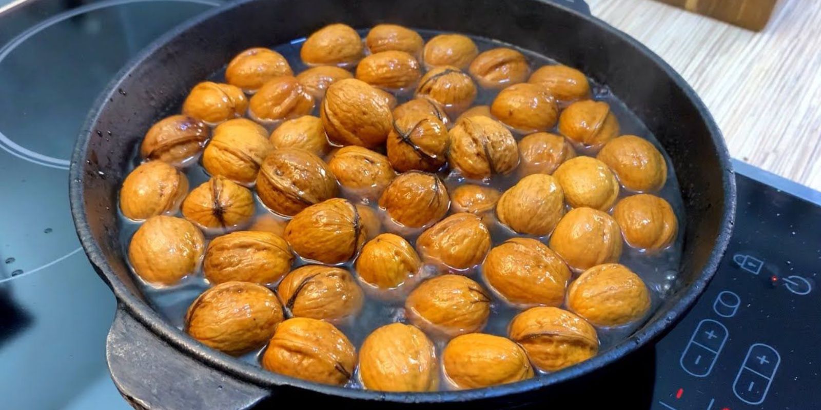 Walnüsse mit Lorbeerblättern in den Topf werfen: Was passiert 5 Minuten nach dem Kochen