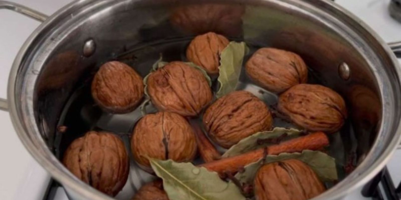 Walnüsse mit Lorbeerblättern in den Topf werfen: Was passiert 5 Minuten nach dem Kochen