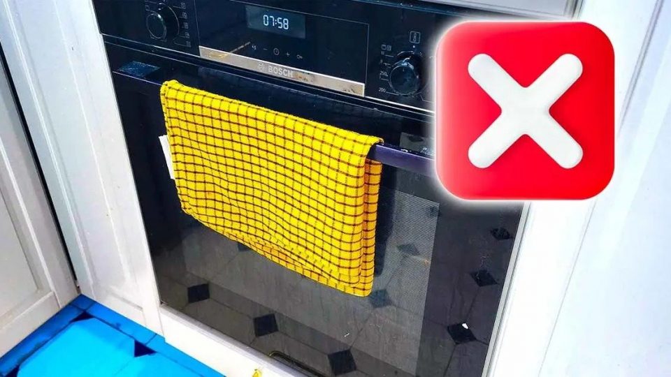 Warum nie ein Geschirrtuch auf die Backofentür legen?