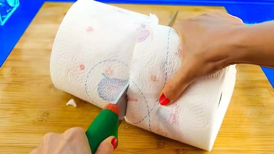 Warum schneiden erfahrene Hausfrauen Papierhandtücher in zwei Hälften? Der praktische Trick, der das Leben leichter macht