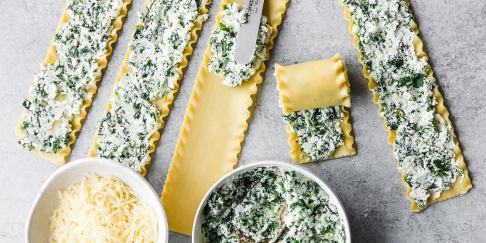 Was sind die Schritte, um gerollte Lasagne mit Schinken und Pilzen zuzubereiten, und wie können Sie sicherstellen, dass sie köstlich und beeindruckend werden?