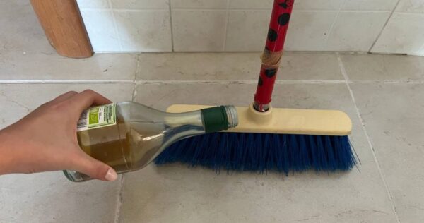 Weißer Essig auf dem Mopp zum Reinigen, der Boden wird nie wieder derselbe sein