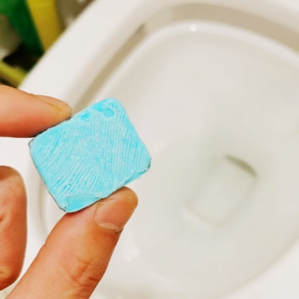 Werfen Sie es in die Toilette und Sie werden überrascht sein: Es ist wirksamer als jeder andere Reiniger