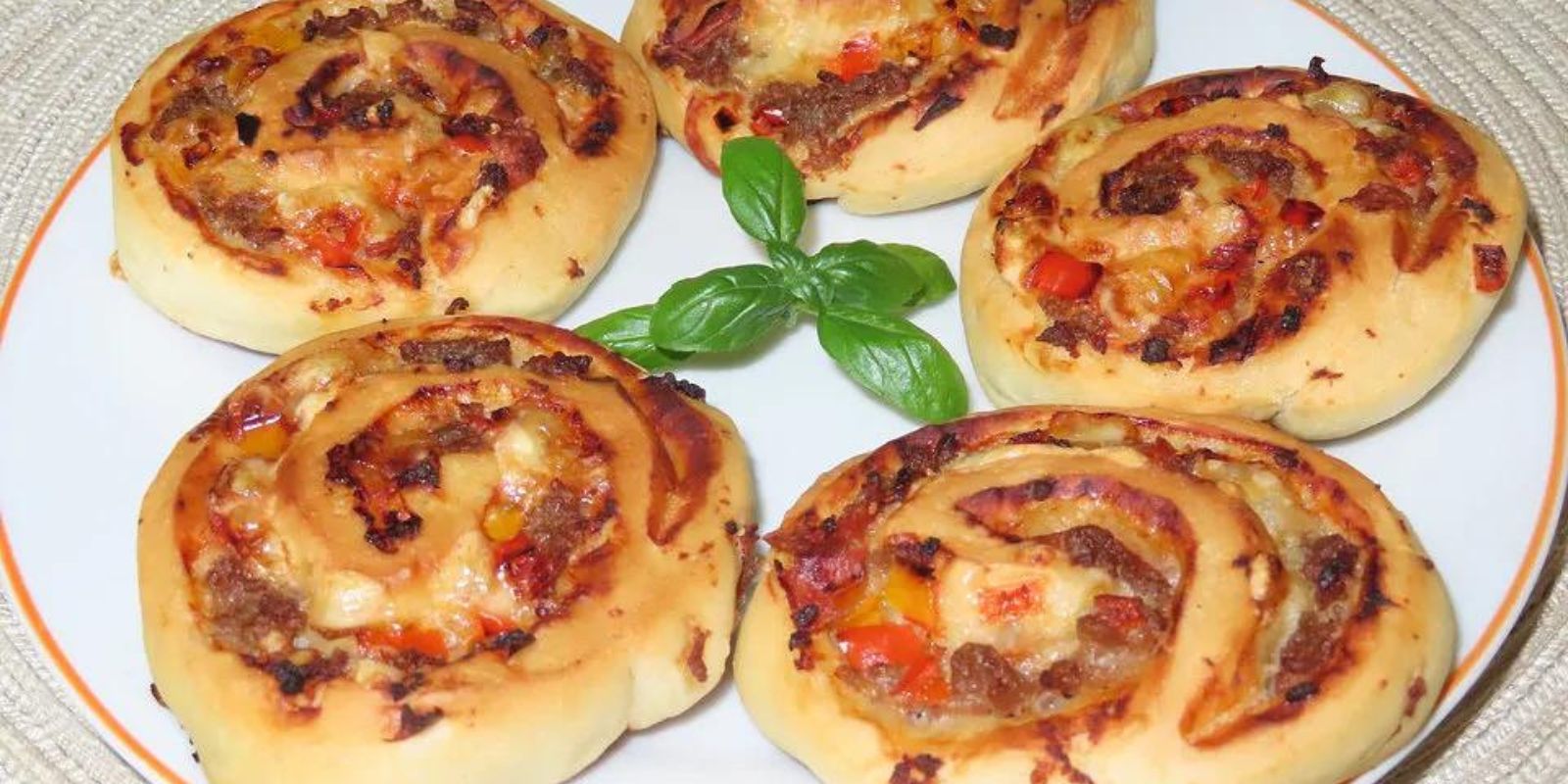 Wie lecker ist das denn, Teig eingerollt mit Hackfleisch in 10 Minuten im Ofen