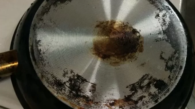 Wie man geschwärzte Böden von Töpfen und Pfannen mit 2 natürlichen Produkten reinigen kann