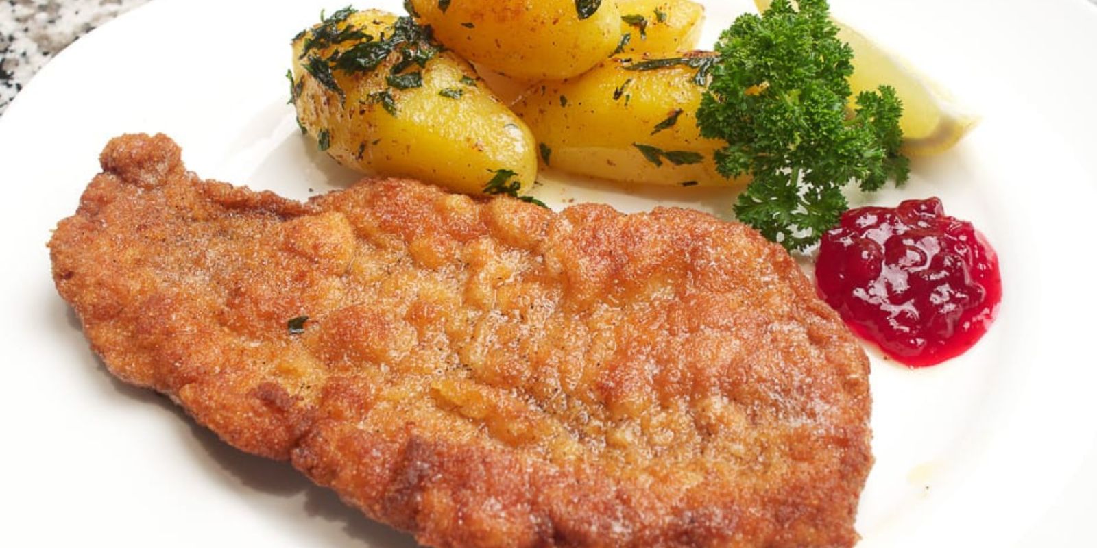 Wiener Schnitzel mit Salat und Kartoffeln