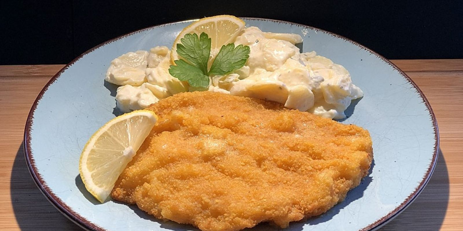 Wiener Schnitzel mit Salat und Kartoffeln