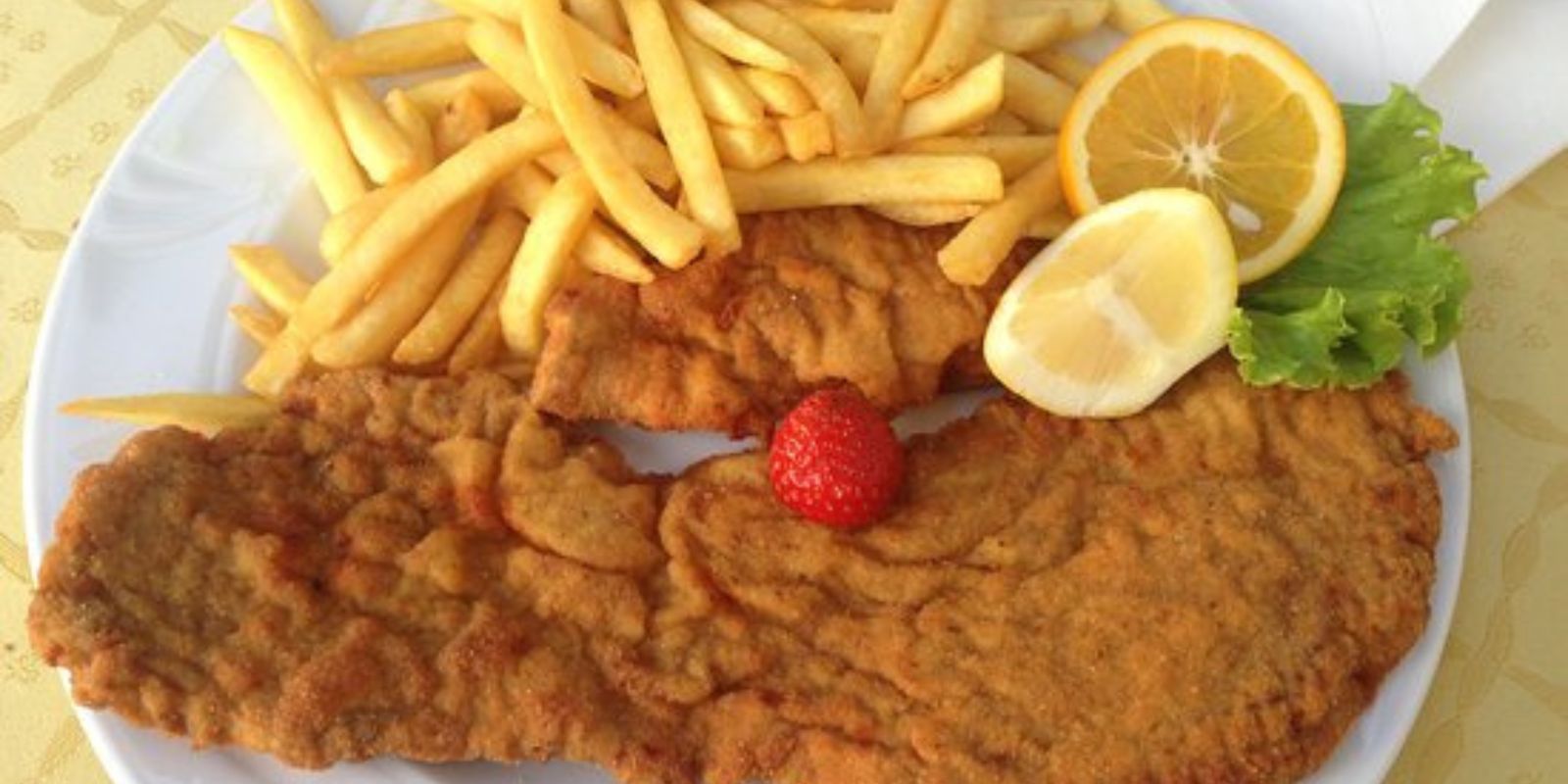 Wienerschnitzel mit Pommes und Gemüse und Hollandaise